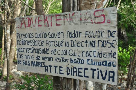 Placa de advertência no cenote Car Wash, em Tulum, na costa caribenha do Yucatán, no México